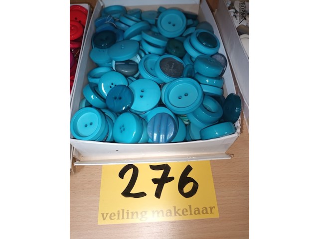 Lot 276 - doos met retro knopen - afbeelding 1 van  2