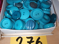 Lot 276 - doos met retro knopen - afbeelding 1 van  2