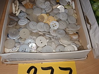 Lot 277 - doos met retro knopen - afbeelding 1 van  2