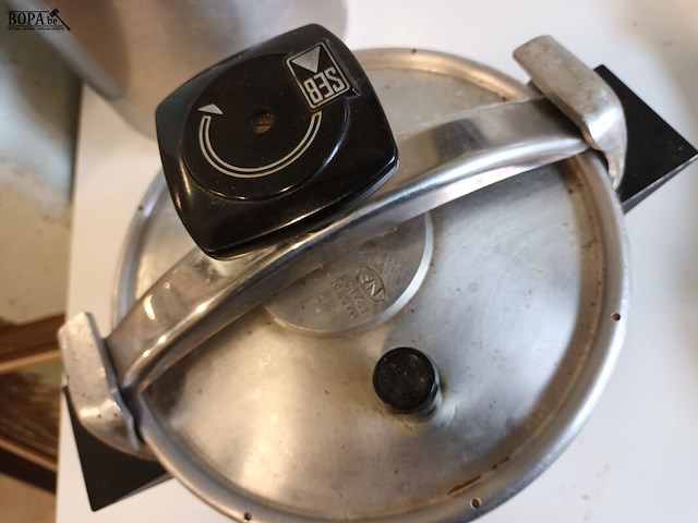 Lot 277 - kookpot en snelkoker - afbeelding 4 van  5