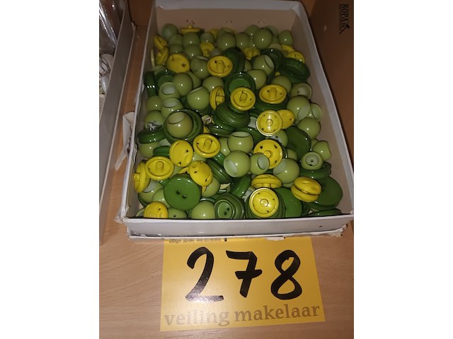 Lot 278 - doos met retro knopen - afbeelding 1 van  2