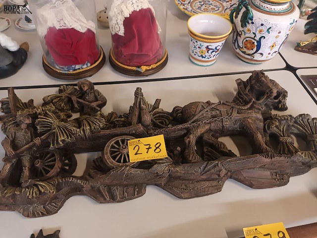 Lot 278 - muur reliëf kar met paarden - afbeelding 1 van  4