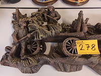Lot 278 - muur reliëf kar met paarden - afbeelding 2 van  4