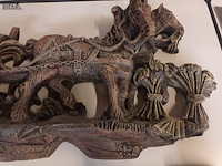 Lot 278 - muur reliëf kar met paarden - afbeelding 4 van  4