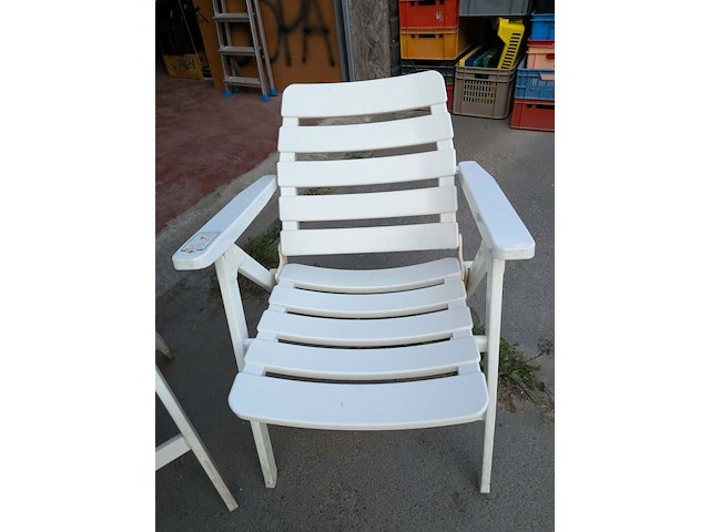 Lot 278 - plooibare tuinstoelen wit onigard collection - afbeelding 2 van  3