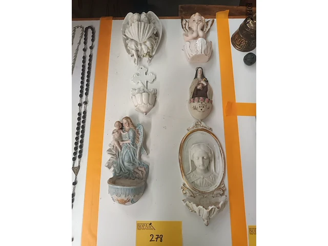 Lot 278 - wijwatervat. 6 stuks - afbeelding 1 van  5