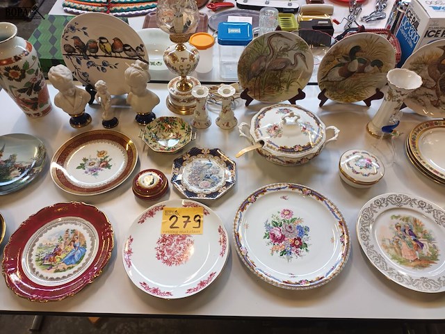 Lot 279 - decoratie in porselein. 34 stuks - afbeelding 1 van  8