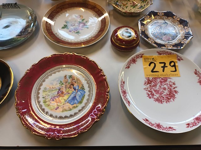 Lot 279 - decoratie in porselein. 34 stuks - afbeelding 6 van  8