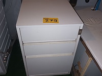 Lot 279 - ladekastje met inhoud