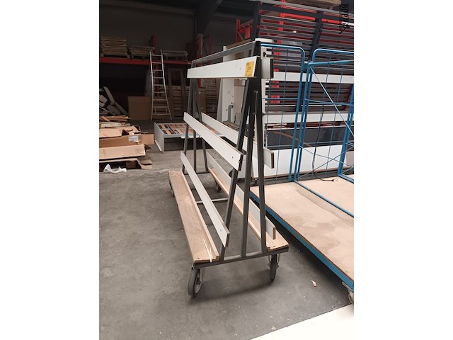 Lot 279 - mobiele glasbok - afbeelding 2 van  2