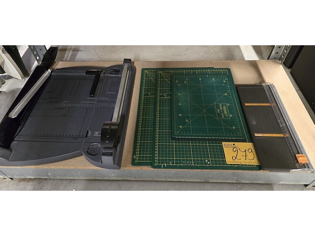 Lot 279 - papiersnijders en snijmatten 5 stuks - afbeelding 1 van  4