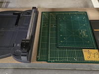 Lot 279 - papiersnijders en snijmatten 5 stuks - afbeelding 1 van  4