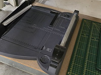 Lot 279 - papiersnijders en snijmatten 5 stuks - afbeelding 4 van  4