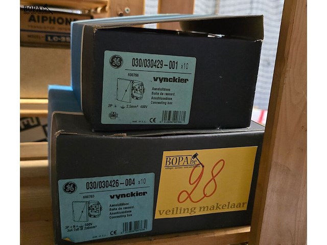 Lot 28 - aansluitdoos vynckier 2 dozen - afbeelding 1 van  2