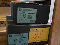 Lot 28 - aansluitdoos vynckier 2 dozen - afbeelding 1 van  2