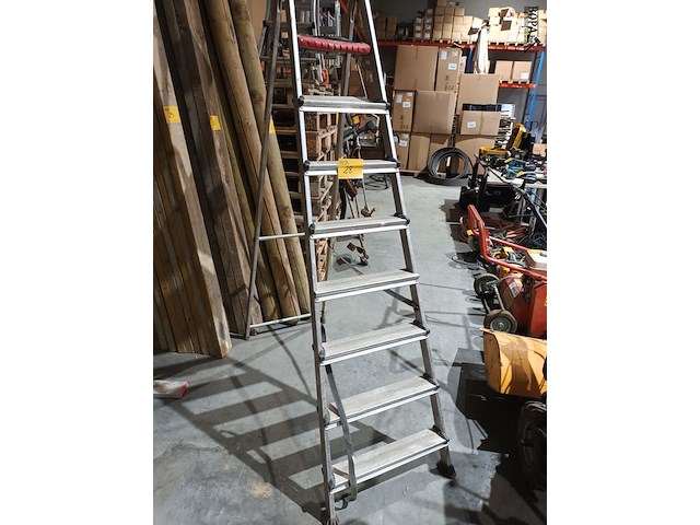 Lot 28 - aluminium trapladder altrex - afbeelding 2 van  3
