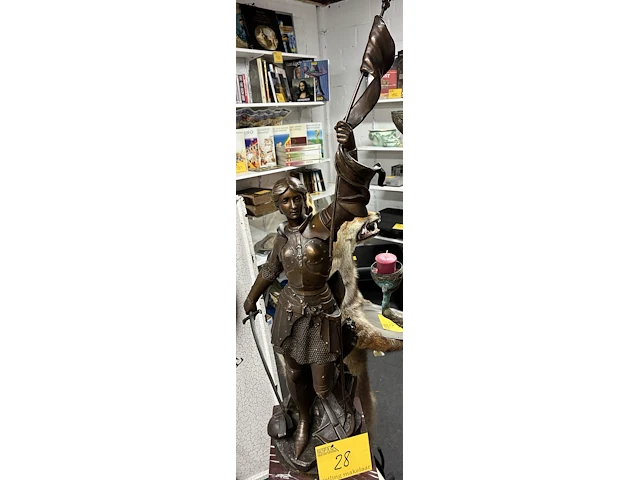 Lot 28 - antieke sculptuur jeanne d'arc in gevechtstenue - get. - afbeelding 1 van  5