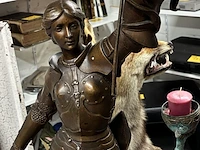 Lot 28 - antieke sculptuur jeanne d'arc in gevechtstenue - get.