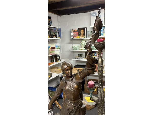 Lot 28 - antieke sculptuur jeanne d'arc in gevechtstenue - get. - afbeelding 2 van  5