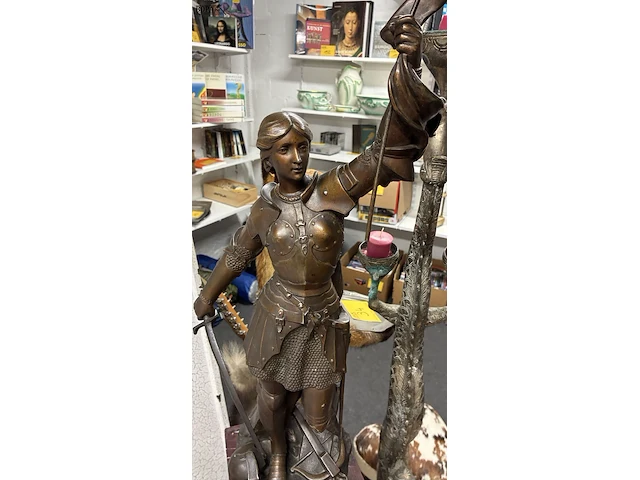 Lot 28 - antieke sculptuur jeanne d'arc in gevechtstenue - get. - afbeelding 3 van  5