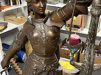 Lot 28 - antieke sculptuur jeanne d'arc in gevechtstenue - get. - afbeelding 3 van  5
