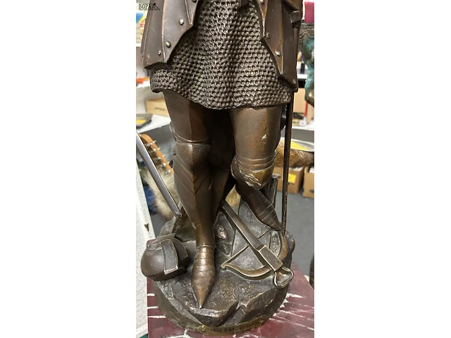 Lot 28 - antieke sculptuur jeanne d'arc in gevechtstenue - get. - afbeelding 4 van  5