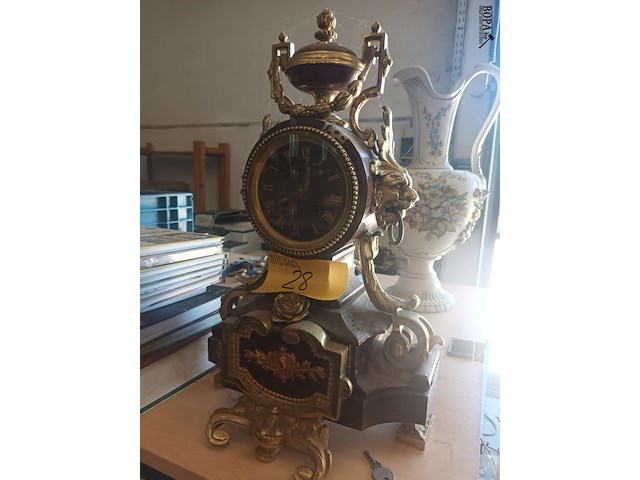 Lot 28 - antieke tafelklok - afbeelding 1 van  3