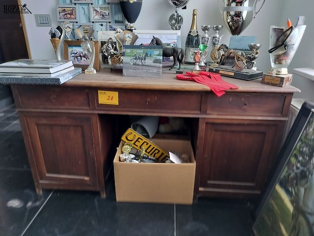 Lot 28 - antieken bureel - afbeelding 1 van  2