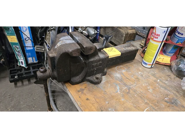 Lot 28 - bankschroef - afbeelding 1 van  2