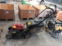 Lot 28 - benzine grasmaaier honda
