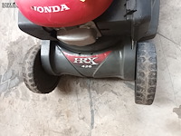 Lot 28 - benzine grasmaaier honda - afbeelding 2 van  6