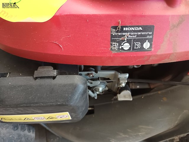 Lot 28 - benzine grasmaaier honda - afbeelding 3 van  6