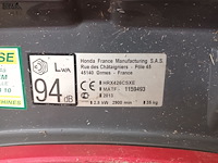 Lot 28 - benzine grasmaaier honda - afbeelding 6 van  6