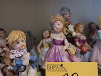 Lot 28 - biscuit beelden. 16 stuks - afbeelding 3 van  4