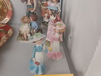 Lot 28 - biscuit beeldjes. 7 stuks