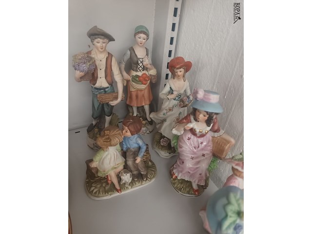 Lot 28 - biscuit beeldjes. 7 stuks - afbeelding 3 van  3