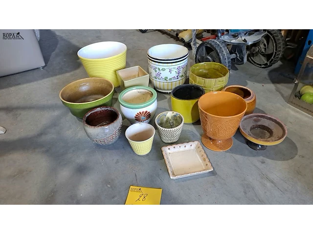 Lot 28 - bloempotten in tinten groen - geel - bruin - 14 stuks - afbeelding 1 van  4