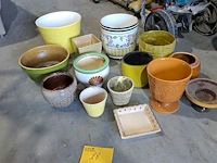 Lot 28 - bloempotten in tinten groen - geel - bruin - 14 stuks
