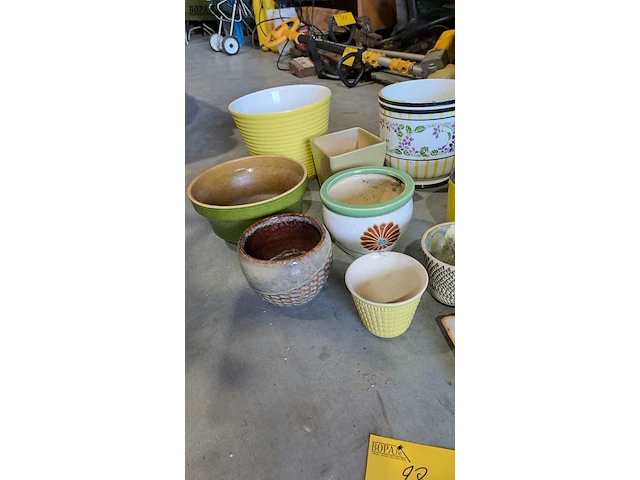 Lot 28 - bloempotten in tinten groen - geel - bruin - 14 stuks - afbeelding 2 van  4