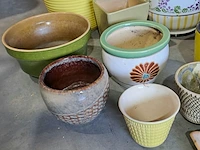 Lot 28 - bloempotten in tinten groen - geel - bruin - 14 stuks - afbeelding 2 van  4