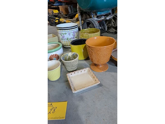 Lot 28 - bloempotten in tinten groen - geel - bruin - 14 stuks - afbeelding 3 van  4