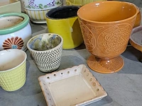 Lot 28 - bloempotten in tinten groen - geel - bruin - 14 stuks - afbeelding 3 van  4