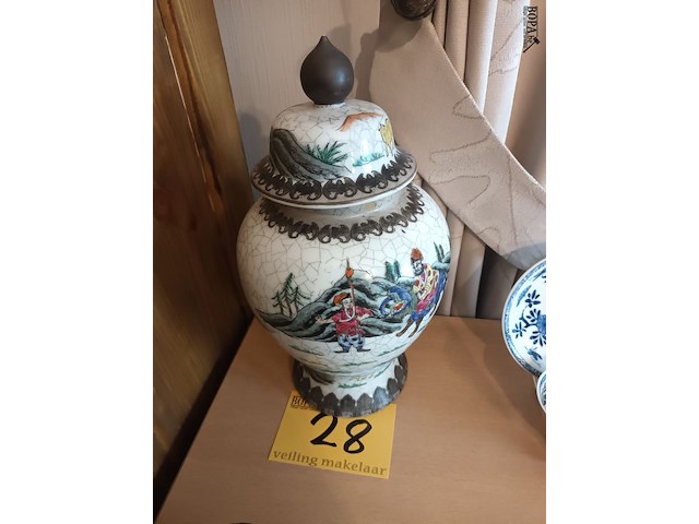 Lot 28 - chinese dekselvaas - afbeelding 1 van  4
