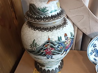 Lot 28 - chinese dekselvaas