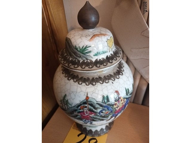 Lot 28 - chinese dekselvaas - afbeelding 2 van  4