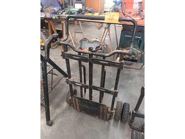 Lot 28 - dewalt opvouwbare steekwagen - afbeelding 1 van  3
