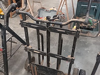 Lot 28 - dewalt opvouwbare steekwagen