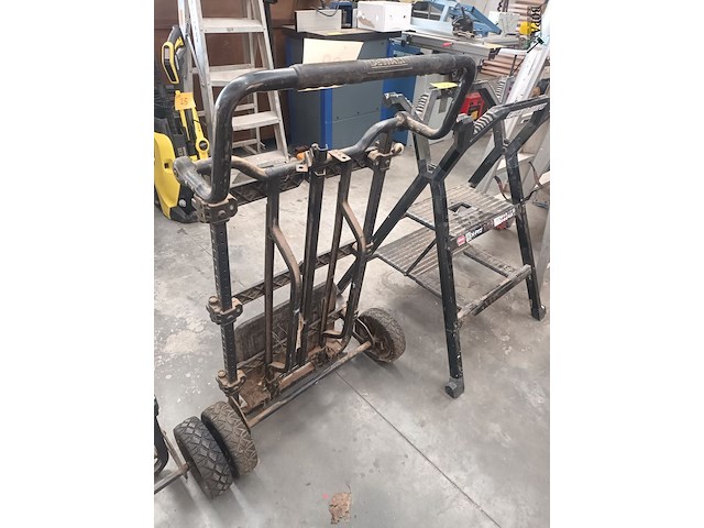 Lot 28 - dewalt opvouwbare steekwagen - afbeelding 3 van  3