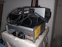 Lot 28 - diaprojector. 2 stuks - afbeelding 1 van  4