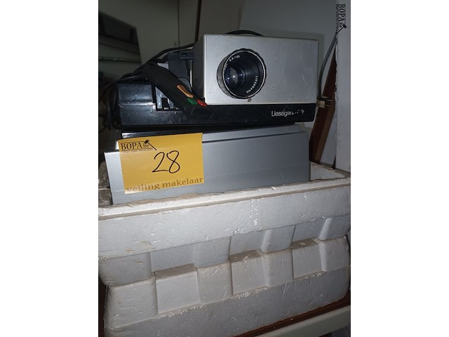 Lot 28 - diaprojector. 2 stuks - afbeelding 4 van  4